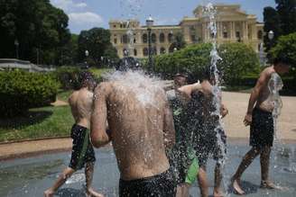 Estudantes se refrescam nas fontes do Museu do Ipiranga; na terça-feira, a máxima deve chegar a 33,4ºC.