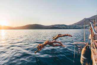 Já pensou em tirar férias para passar o dia nadando?