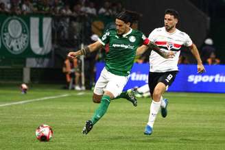 Gustavo Gómez e Calleri em clássico entre Palmeiras e São Paulo