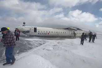 Um avião da Delta Air Lines capotou na pista ao tentar pousar no aeroporto de Toronto, no Canadá, nesta segunda-feira (17/02).