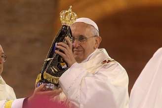 Papa Francisco foi internado com bronquite, quadro que evoluiu para uma pneumonia bilateral, segundo o Vaticano.