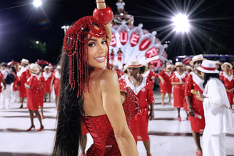 Tati Barbieri é musa e madrinha da Comissão de Frente da escola de samba carioca Salgueiro.