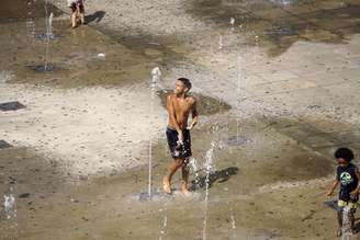 Garoto reage a dia quente na cidade de São Paulo