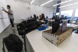 Celulares em caixas dentro da sala da aula é uma das opções sugeridas pelo conselho.
