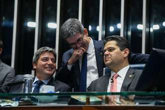 Senado aprovou projeto que salva emendas do orçamento secreto na quarta-feira, 19. Na foto, o líder do PL e relator da proposta, Carlos Portinho (RJ), o líder do governo e autor do texto, Randolfe Rodrigues (PT-AP), e o presidente do Senado, Davi Alcolumbre (União-AP).