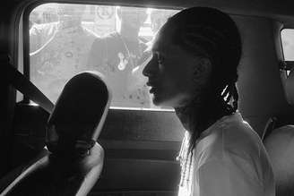 O cantor Oruam usou fotos de sua prisão para divulgar o novo álbum "Liberdade"