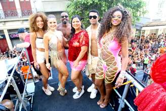 O Bloco da Favorita, um dos megablocos mais aguardados do Carnaval carioca, arrastou uma multidão para o Centro do Rio neste sábado (22). Com um repertório de sucessos do funk, o bloco desfilou pela Rua Primeiro de Março e seguiu em direção à Avenida Antônio Carlos, embalando o público sob o sol forte e o calor intenso.