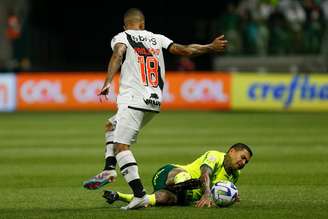 Dudu, do Palmeiras, se lesionou no jogo contra o Vasco no Brasileirão de 2023, no Allianz Parque