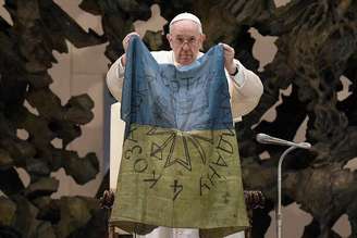 Papa Francisco com bandeira da Ucrânia em foto de arquivo