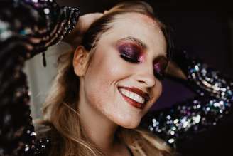Mulher com glitter no rosto