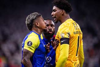 O goleiro Hugo Souza (D), do Corinthians, discute com Cuesta, do Universidad Central, da Venezuela, na partida de volta da segunda fase preliminar da Libertadores, na Neo Química Arena, em São Paulo, nesta quarta-feira, 26.