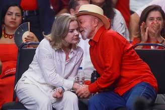 O presidente Lula quer levar Gleisi Hoffmann para o Palácio do Planalto.