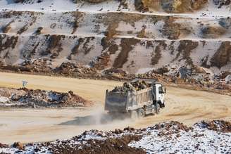 Terra e minerais são carregados em caminhões em uma mina a céu aberto perto da linha de frente, apesar da ameaça de bombardeio pelas forças invasoras russas em 26 de fevereiro de 2025 na região de Donetsk, Ucrânia.
