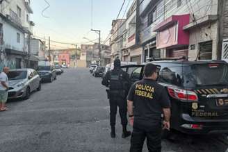 Policiais federais durante operação promovida nesta quinta-feira: prisão de cinco acusados de integrar quadrilha especializada em furtar apartamentos.