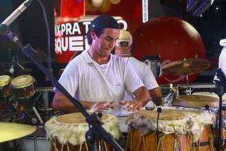 Marcelo Sangalo mostra seu talento na percussão