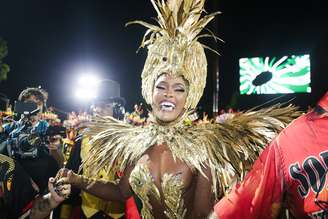 Érika Januza chega para o desfile da Viradouro na Sapucaí