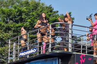 Pabllo Vittar agita São Paulo com seu bloco nesta segunda-feira (3).