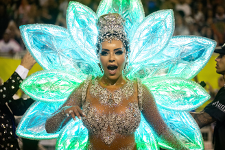 Ana Beatriz Godoi usou uma fantasia avaliada em cerca de R$ 70 mil que combinava tecnologia e beleza.