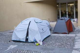 Brasileira despejada de apartamento acaba indo morar em barraca em Portugal.
