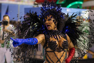 Viviane Araújo é a rainha de bateria da Mancha Verde, que foi rebaixada do Grupo Especial.