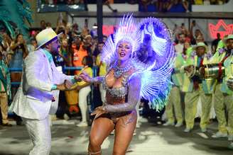 Integrantes da Escola de Samba Grande Rio durante apresentação do segundo dia de desfile do grupo especial do Rio de Janeiro no Sambódromo da Marques de Sapucaí nesta terça feira(04).
