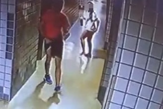 Invasor do apartamento encontra uma das vítimas