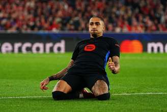 Raphinha do FC Barcelona comemora o primeiro gol de sua equipe durante a partida de ida das oitavas de final da Liga dos Campeões da UEFA 2024/25 entre SL Benfica e FC Barcelona no Estádio da Luz em 05 de março de 2025 em Lisboa, Portugal.