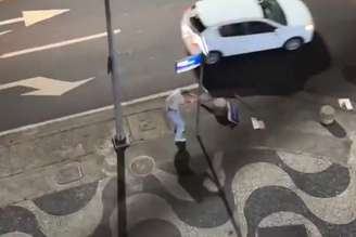 Homem foi visto destruindo placas em ruas de Copacabana