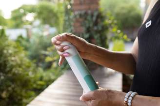 Entenda os riscos para a saúde de inalar desodorante