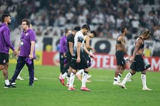 O Corinthians venceu o Barcelona do Equador por 2 a 0 em Itaquera, mas foi eliminado depois de perder por 3 a 0 na ida.