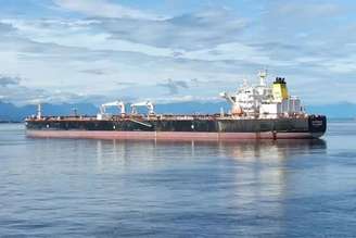 Acidente aconteceu após um problema no leme no navio Olavo Bilac, que transportava óleo combustível