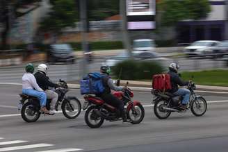 Movimentação de motos na Avenida dos Bandeirantes na altura da esquina da Rua Cabo Verde.