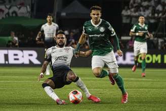 Raniele, do Corinthians, disputa bola com Raphael Veiga, do Palmeiras