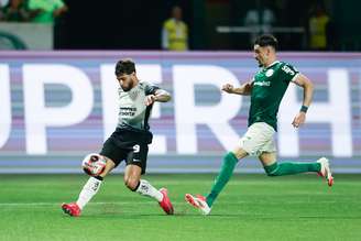 Piquerez (D), do Palmeiras, disputa lance com Yuri Alberto, do Corinthians, na primeira partida da final do Campeonato Paulista 2025, no Allianz Parque, em São Paulo, neste domingo (16).