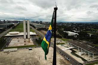 Sede do Congresso Nacional, ao fundo, e o Palácio do Planalto, à direita.