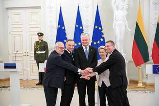 Presidente da Estônia, Alar Karis, da Polônia, Andrzej Duda, da Lituânia, Gitanas Nauseda, da Comissão Europeia, Ursula von der Leyen, e da Letônia, Edgars Rinkevics em 9 de fevereiro de 2025