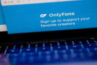 Ilustração com logo do OnlyFans 
 29/2/2024    REUTERS/Carlos Barria