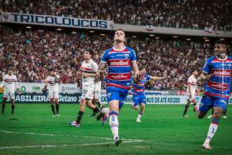 Renato Kayzer comemora gol da partida. 