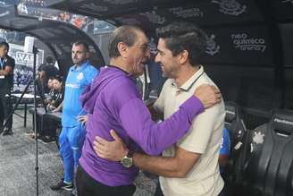 Ramón Díaz (à esquerda) e Abel Ferreira (à direita) se cumprimentam antes da final do Paulista de 2025; argentino tem retrospecto positivo contra o português.
