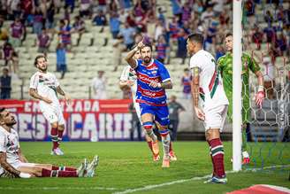 Lucero comemorando um dos gols do Fortaleza na partida diante do Fluminense. 