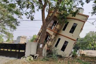 Foto tirada e postada por Hla Myo Aung no Facebook em 28 de março de 2025 mostra um prédio danificado em Sagaing, Mianmar, após o terremoto (Foto por Handout / Cortesia do usuário do Facebook Hla Myo Aung / AFP)