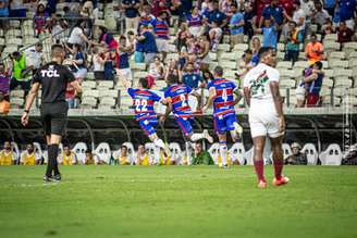 Elenco do Fortaleza comemora gol. 