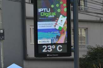 Dia de outono, com céu azul "de brigadeiro", e temperatura em 23ºC, na imagem termômetro digital de rua em Caxias do Sul, RS, no dia 27 de março.