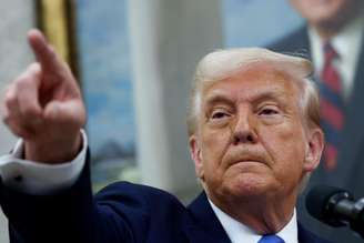 Trump apontando o dedo para algo