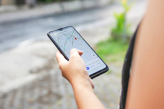 Se precisar compartilhar sua localização, pode enviá-la via SMS ou outro app que funcione offline