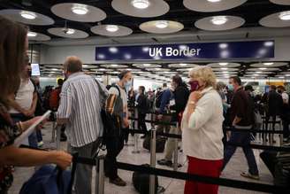Passageiros fazem fila no Controle de Fronteira do Reino Unido no Terminal 5 do Aeroporto de Heathrow, em Londres
29/06/2021
REUTERS/Hannah Mckay