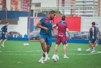 Tinga em treino pelo Fortaleza. 