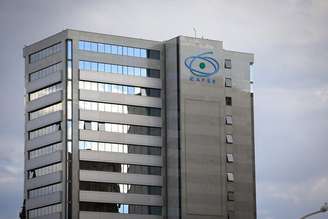 Fachada de prédio da Capes em Brasília: bolsas da pós-graduação serão pagas via Pix a partir deste mês