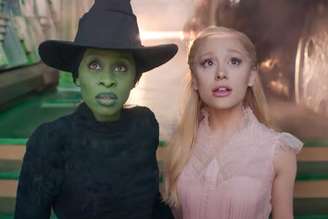 As atrizes Cynthia Erivo e Ariana Grande, que são colegas de escola no filme 'Wicked'