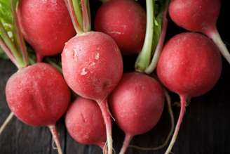 Fonte de nutrientes, o rabanete oferece diversos benefícios para a saúde e adiciona sabor às refeições